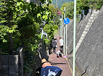 歩道の清掃活動