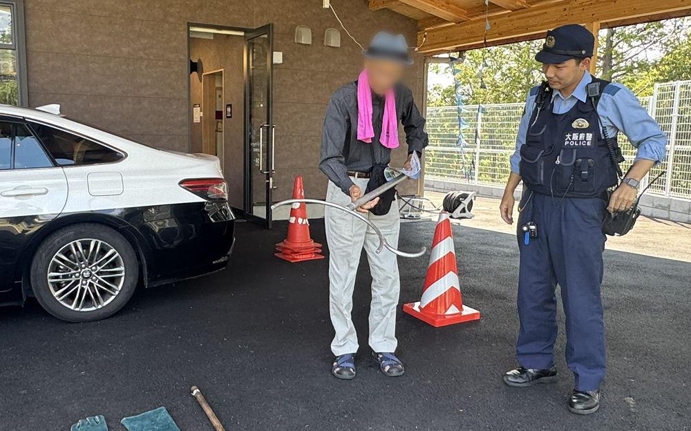 さすまたと警察官