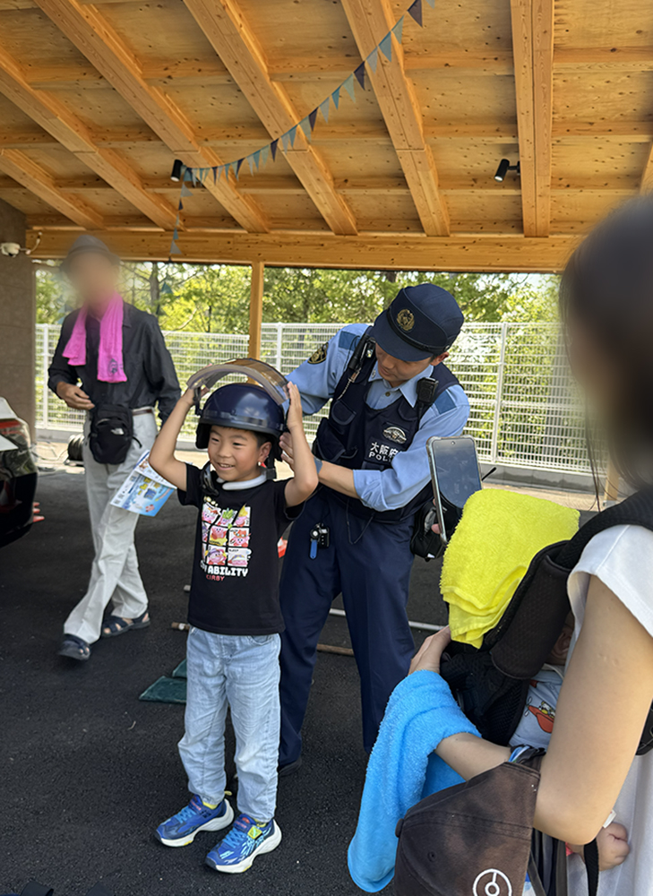 機動隊員のヘルメットを試着