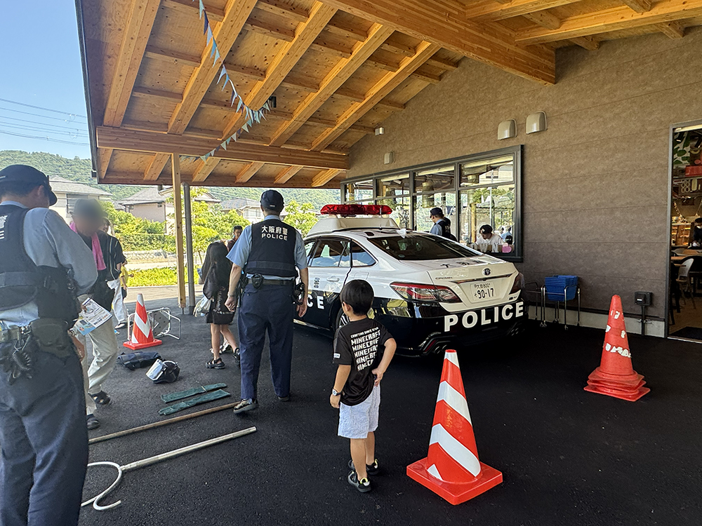 パトカーと子供と「さすまた」