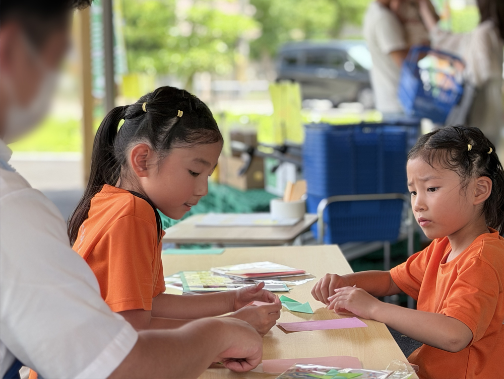 手裏剣を一生懸命作る女の子たち