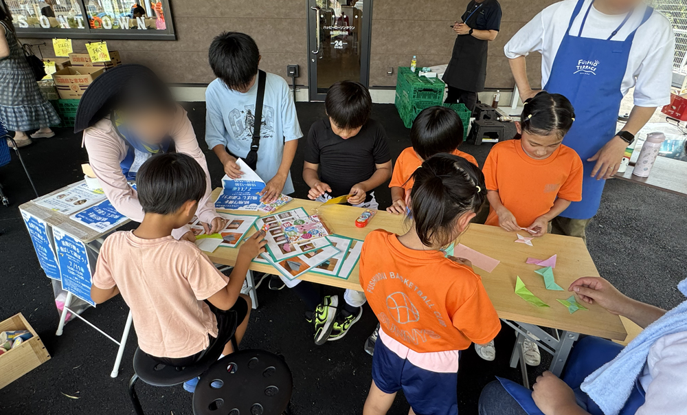 男の子も女の子もみんなでそれぞれに楽しい手作り折り紙
