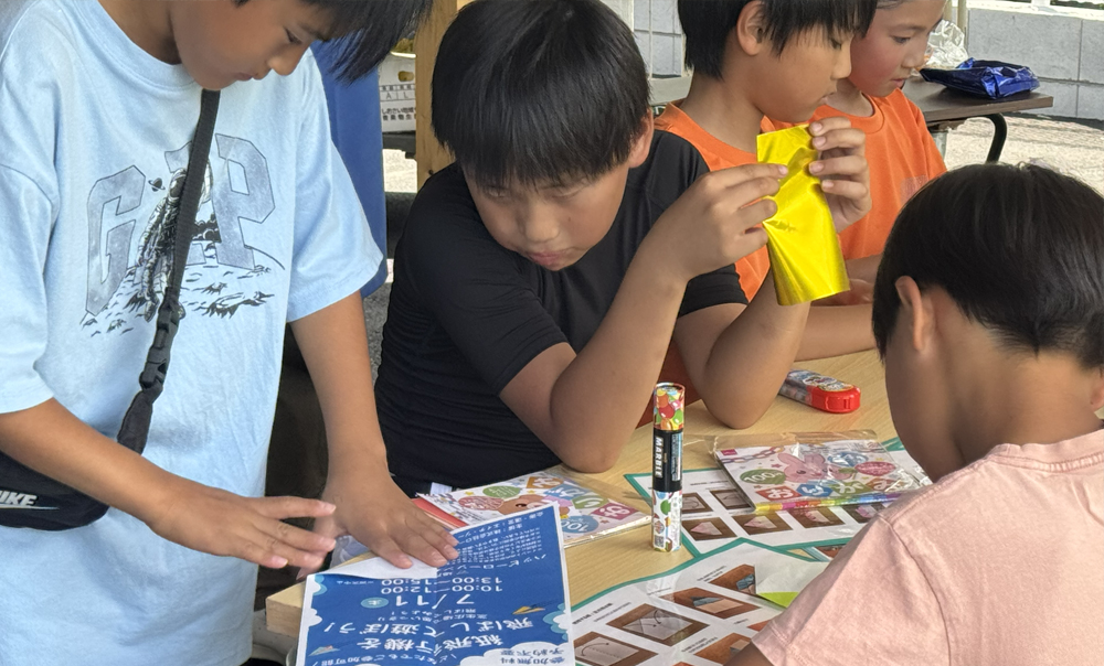 チラシを折り始める子供たち