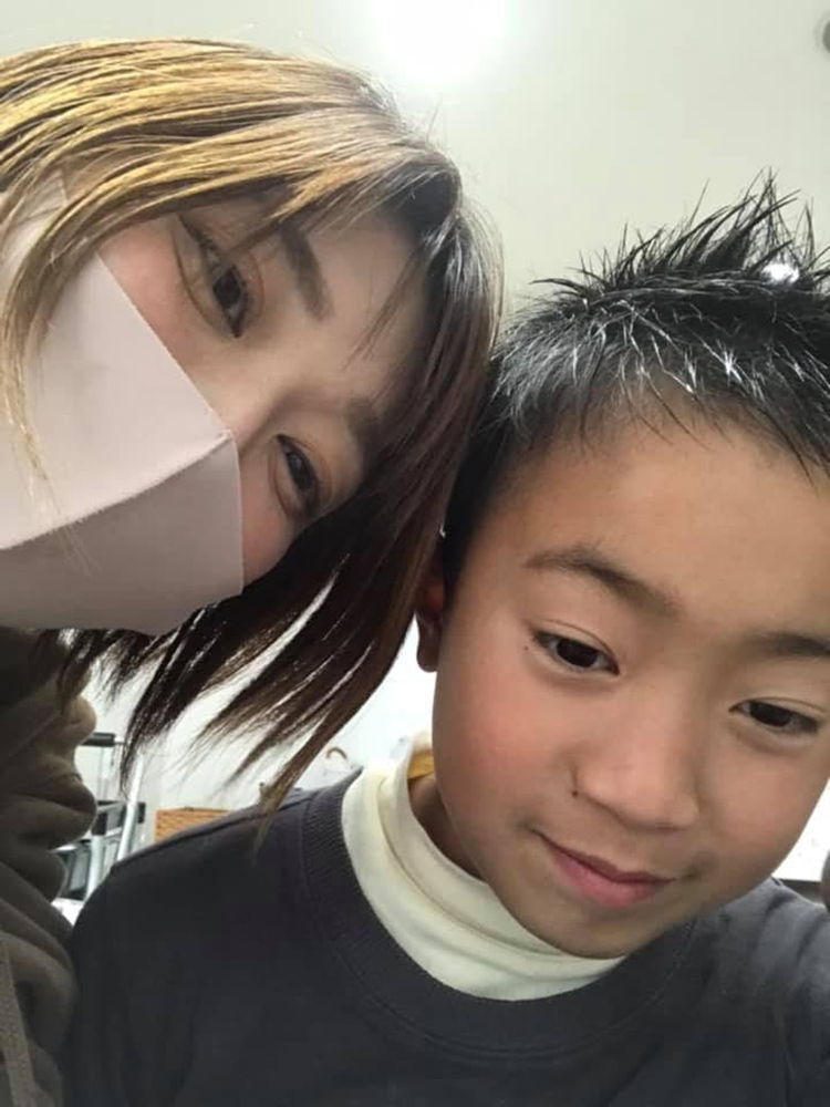親子でカットした人の写真