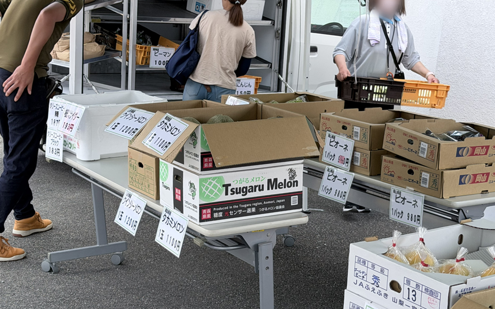 ピオーネやメロンなどの効果果物も格安で販売