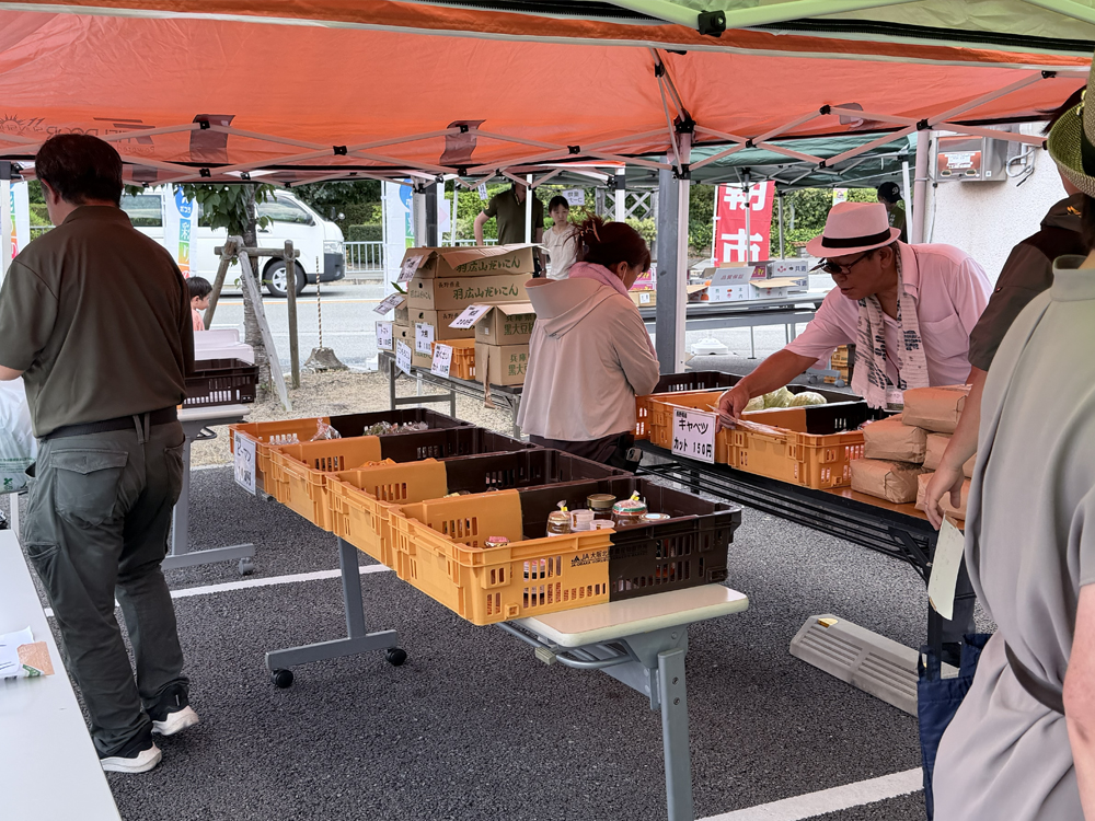 たくさんのお客さんが夏野菜を買い求めに