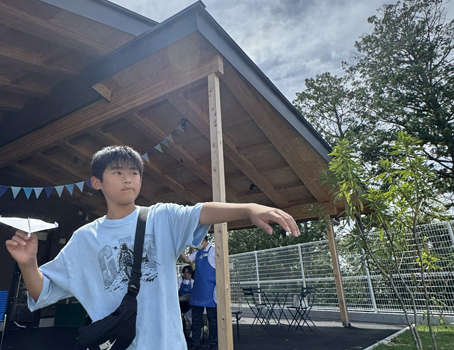 紙飛行機を飛ばして遊ぼう